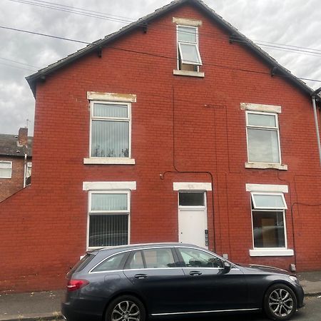 Simple Inn Wakefield Bagian luar foto