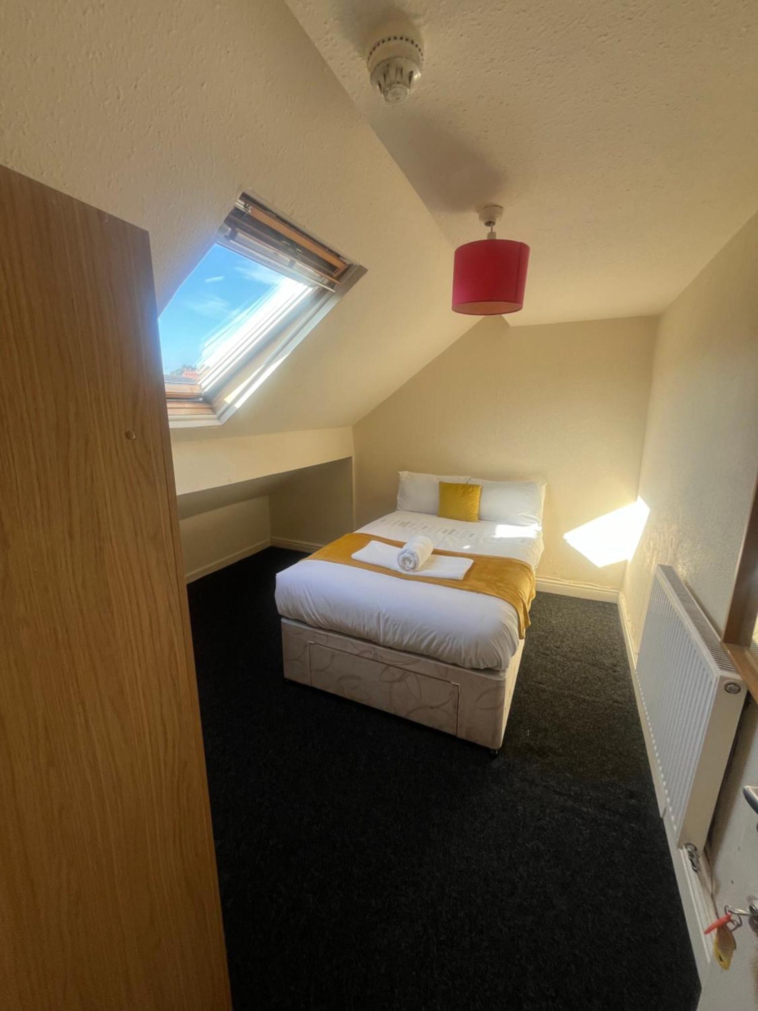 Simple Inn Wakefield Bagian luar foto
