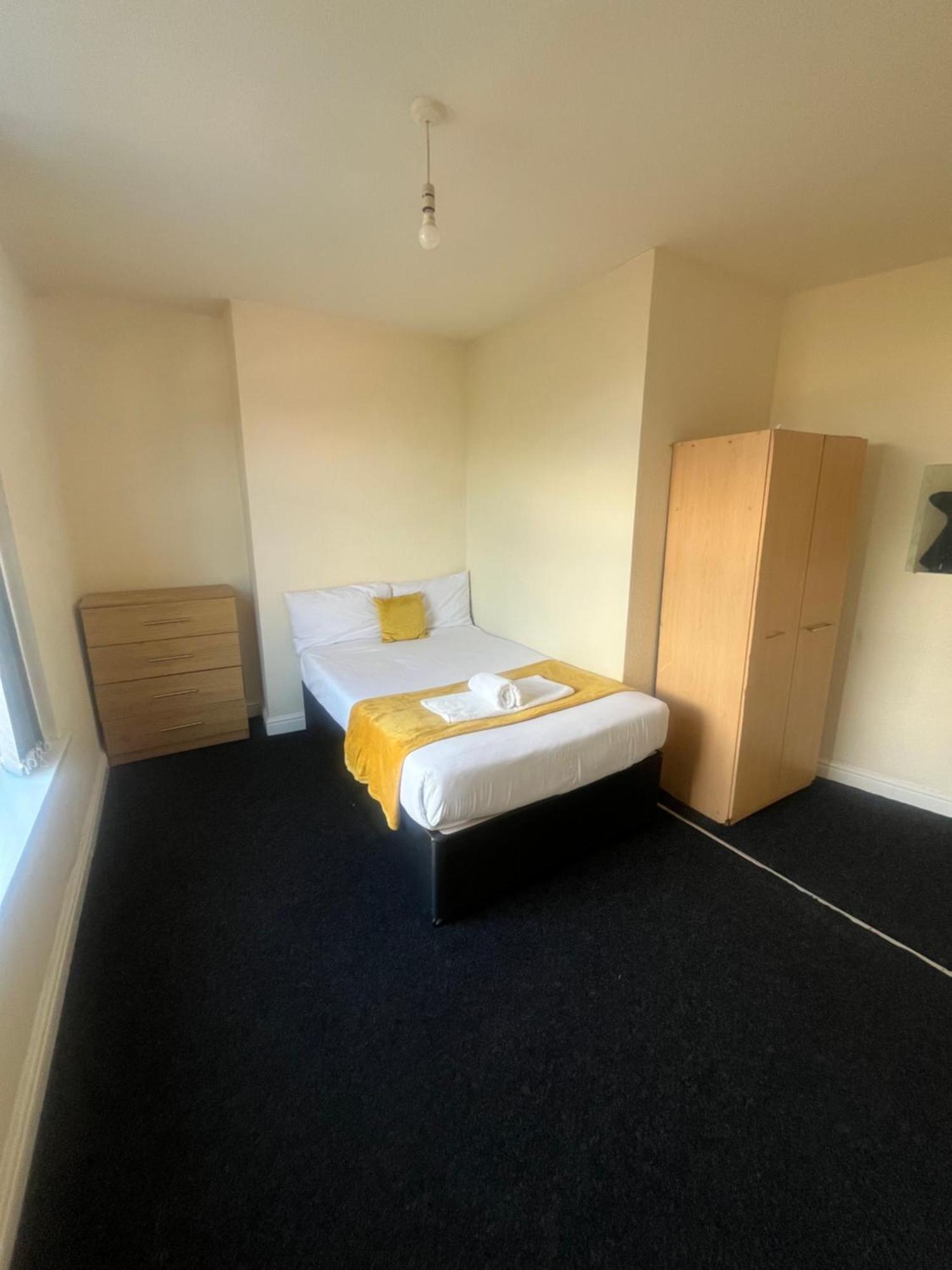 Simple Inn Wakefield Bagian luar foto