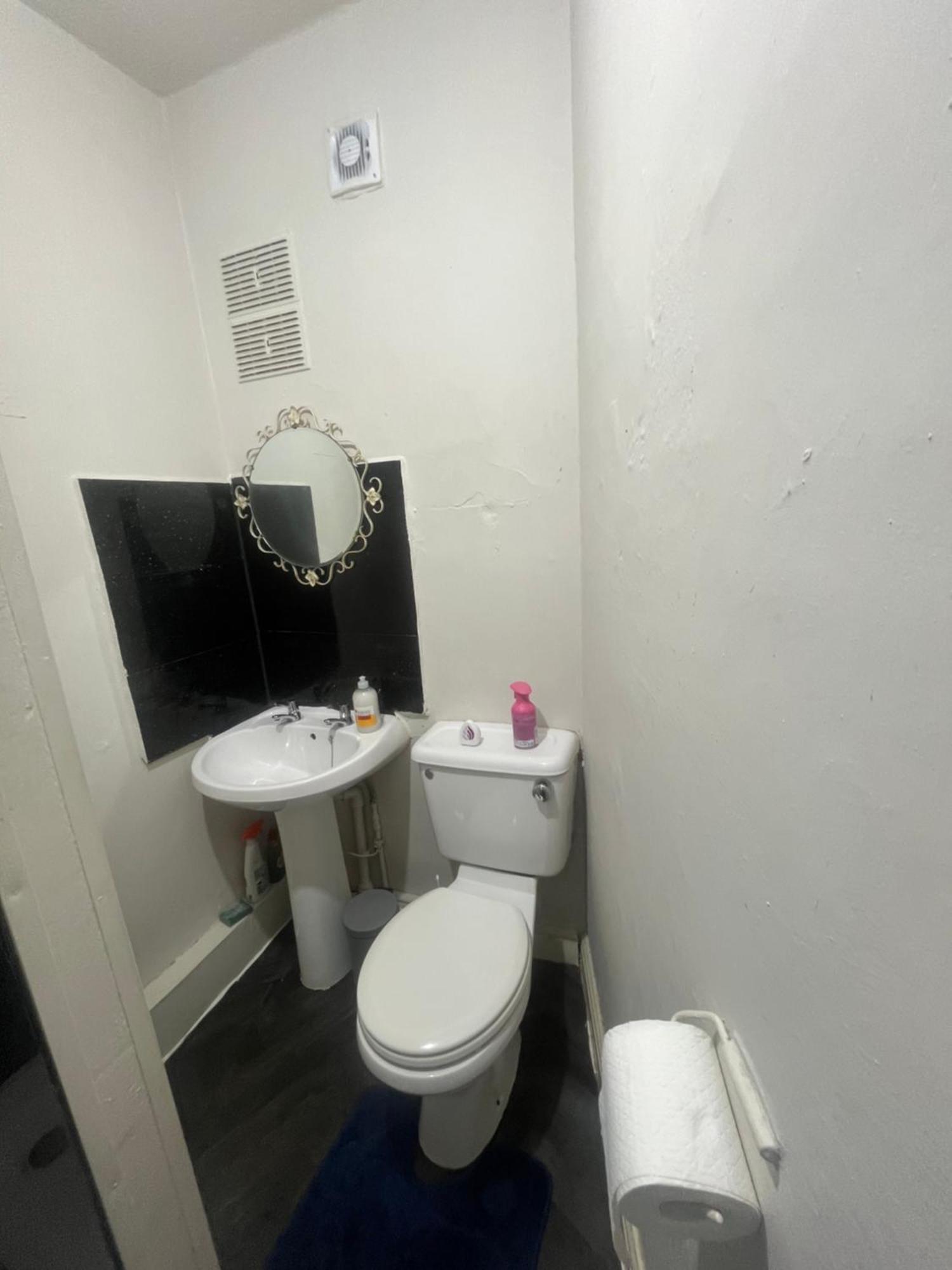 Simple Inn Wakefield Bagian luar foto