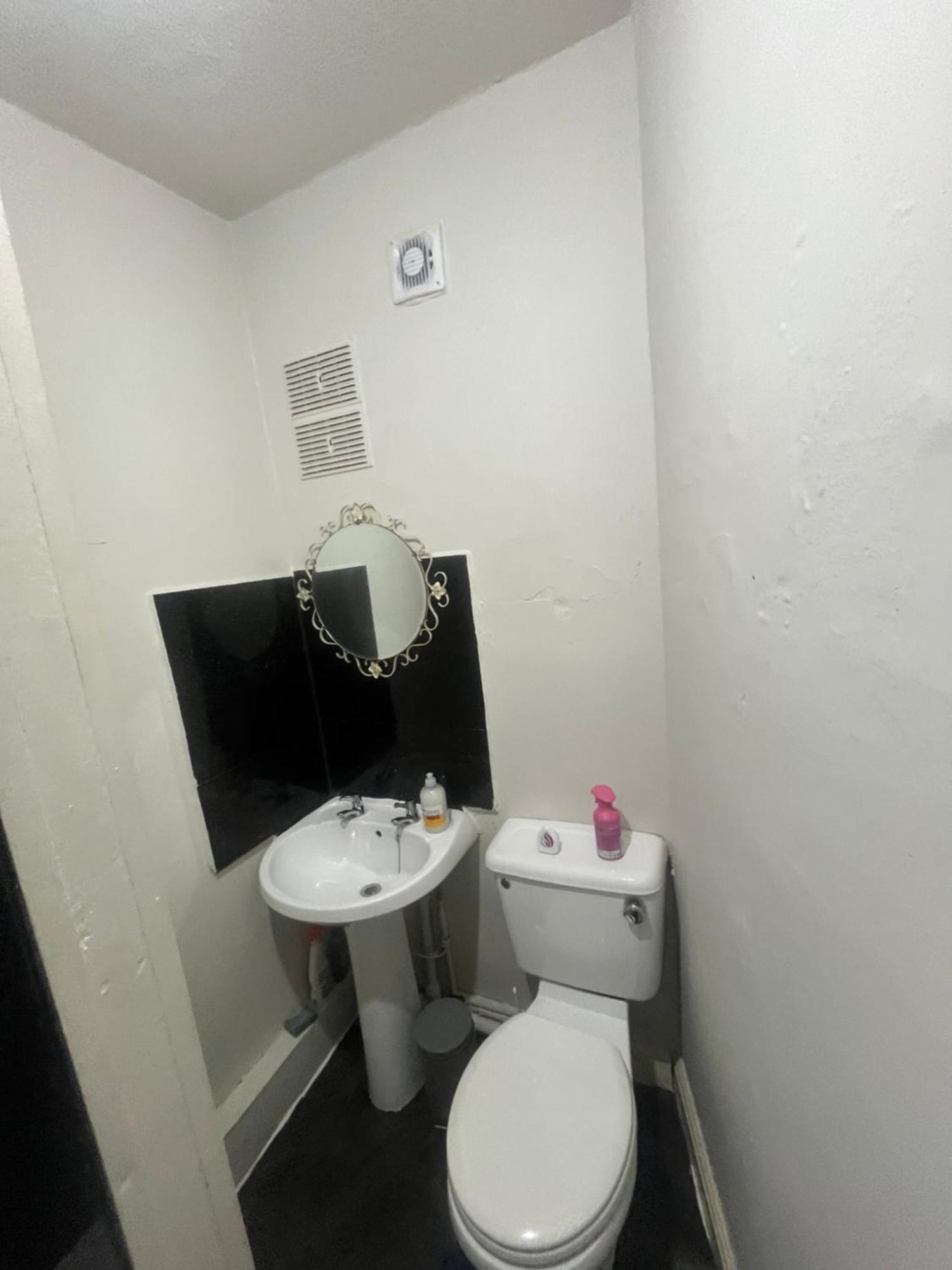 Simple Inn Wakefield Bagian luar foto
