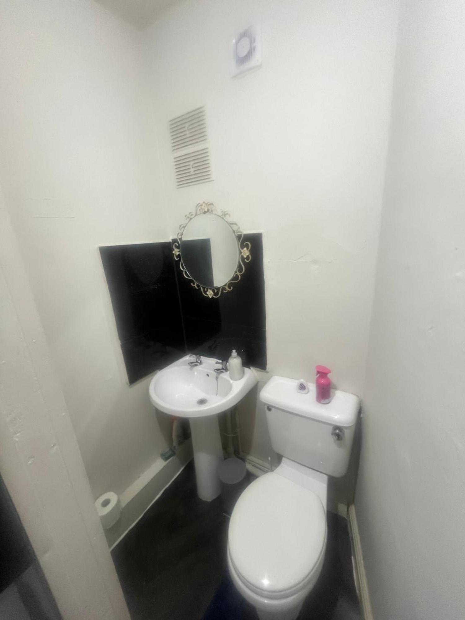 Simple Inn Wakefield Bagian luar foto