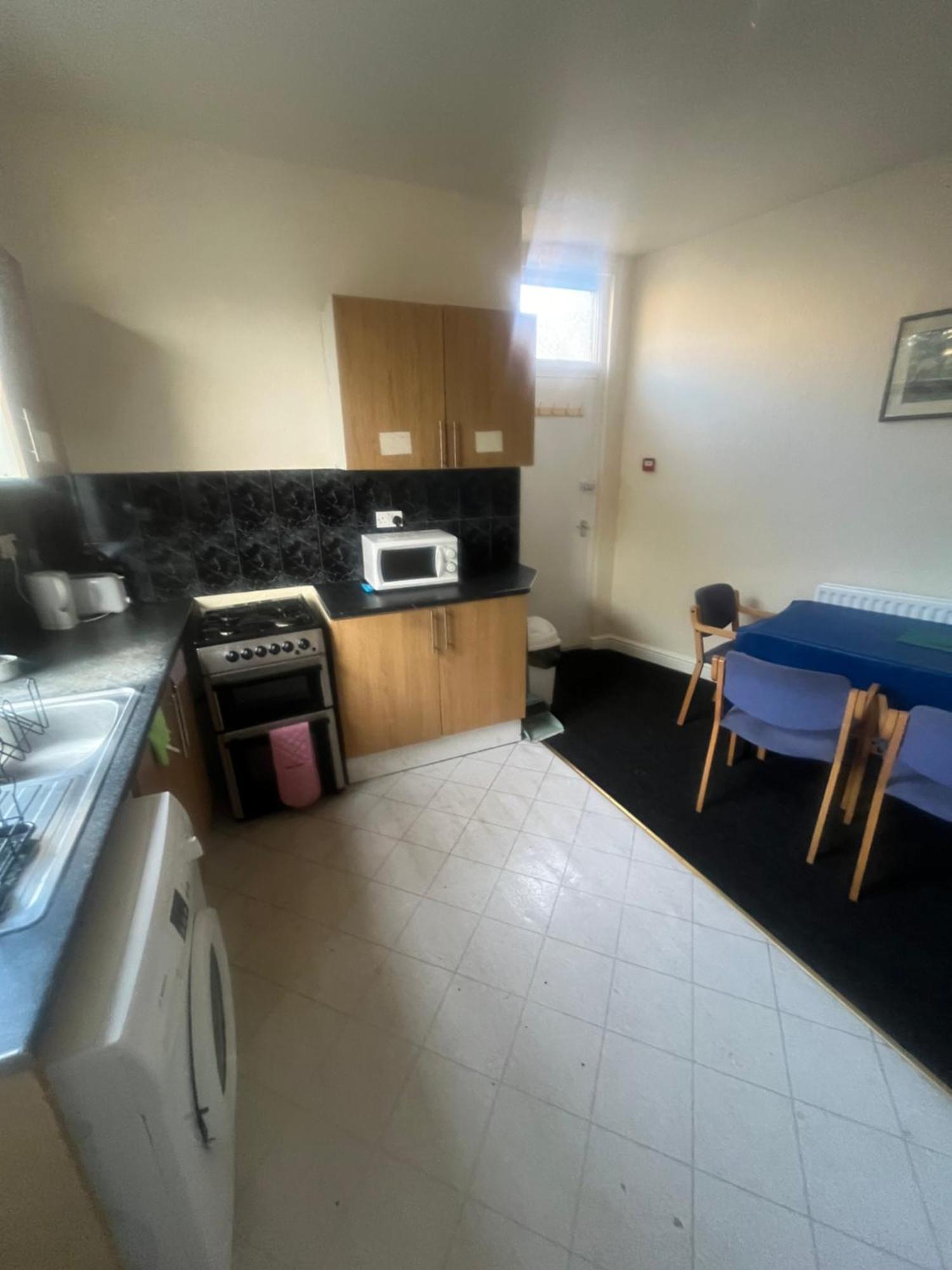 Simple Inn Wakefield Bagian luar foto