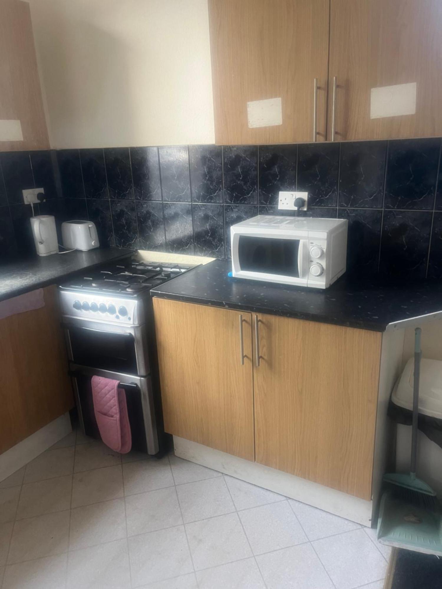 Simple Inn Wakefield Bagian luar foto