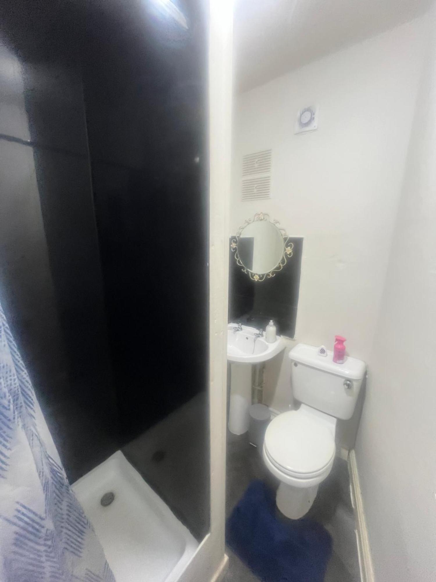 Simple Inn Wakefield Bagian luar foto
